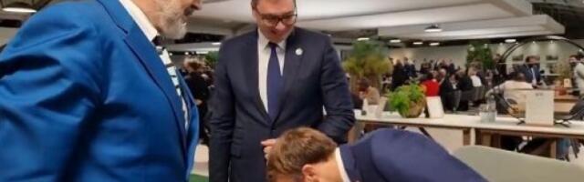 Da kucnemo u drvo... Vučić i Makron na specifičan način obeležili početak Samita u Glazgovu! /video/