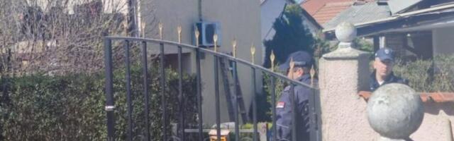 PRVI SNIMCI I DETALJI TEŠKOG PORODIČNOG NASILJA! Van sebe ćerka je utrčala kod komšija zapomažući: SEKIROM MI JE UBIO MAJKU! (VIDEO/FOTO)