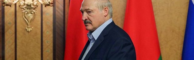 VIDEO: Lukašenko u rezidenciju stigao naoružan "kalašnjikovom"