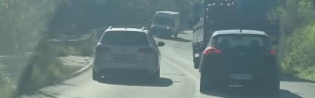 Bahati vozač umalo izazvao sudar (VIDEO)