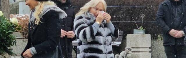 GOCA SE SLOMILA NA ŠABANOVOM GROBU: Šaulićeva udovice neutešna ne šestogodišnjem pomenu!