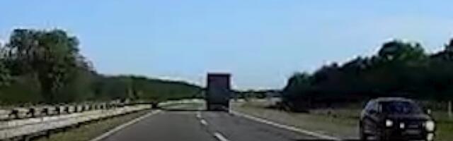 JEZIVA SCENA NA AUTO- PUTU Automobil vozi kontra smeru i jurca punom brzinom (VIDEO)
