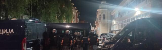 Dok Kraljevčani večeras dočekuju humanitarca, policija čuva prostorije SNS-a