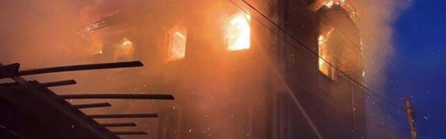 Pakao kakav Kijev ne pamti! Zelenski: Rusija poslala 540 smrtonosnih projektila, spasioci golim rukama kopaju po ruševinama (FOTO/VIDEO)