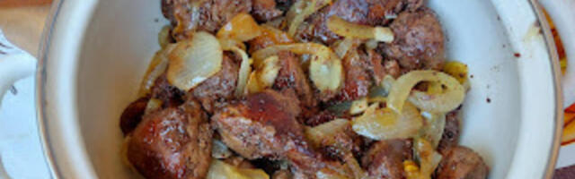 Džigericu pre prženja uvek pospite ovom namirnicom: Neće se stvrdnuti i biće sočnija nego ikad