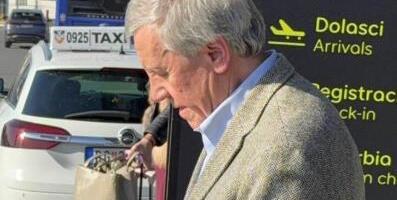 MUŽ SUZANE MANČIĆ POSLE SKORO 15 GODINA U JAVNOSTI: Bogati Grk čim je sleteo u Beograd uhvatio se telefona, evo kako sada izgleda (FOTO/VIDEO)