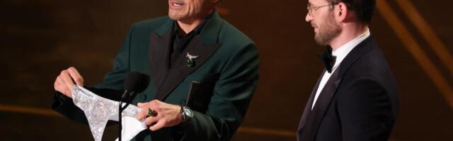 Šok na dodeli Osakara: Glumac iz džepa izvadio tanga gaćice i dao kolegi!