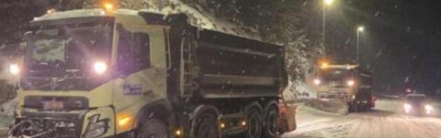 OPET SNEG U SRBIJI! Putnička i teretna vozila u problemima, 7 kamiona NE PRESTAJE sa čišćenjem!