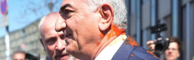 Пахлави поливен соком од парадајза у центру Берлина