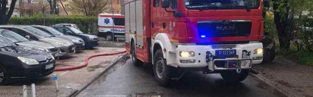 JEZIVE SCENE NA ČUKARICI Vatra sravnila jedan stan, cela zgrada puna gustog dima i gareži, policija i dalje obavlja uviđaj