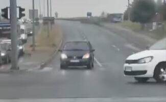 OPASNA SCENA U BEOGRADU! Reno snimljen kako vozi u kontrasmeru na Pupinovom mostu, zabrinuti građani upozorili vozače (VIDEO)