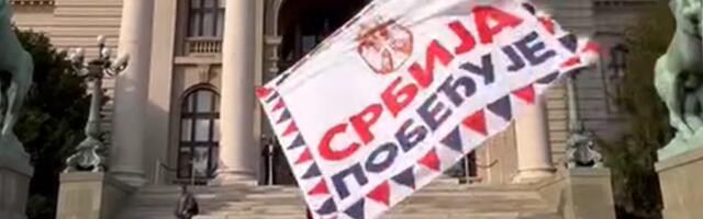 SRBIJA IPAK POBEĐUJE! Aktivisti SNS razvili transparent nakon napada blokadera na Slaviji - VELIČANSTVEN PRIZOR ISPRED SKUPŠTINE SRBIJE! (VIDEO)