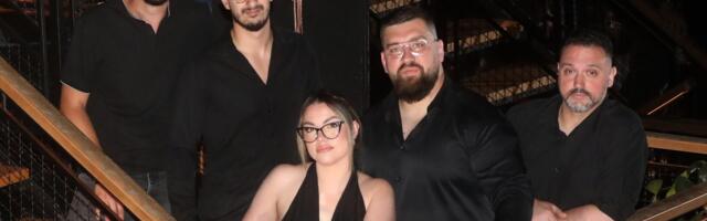 Napunili ceo klub u Novom Sadu, a ona ne može da nađe dečka! Pevačica popularnog sastava poručuje: "To je jedini problem!"