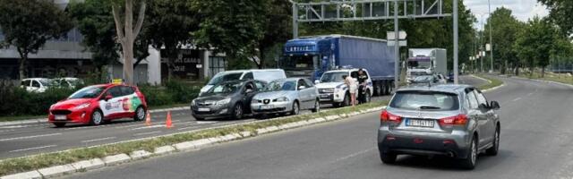 Saobraćajna nezgoda kod Hale Jezero, saobraćaj usporen (VIDEO)