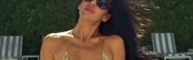 "Na meni je sve prirodno" Pevačica se skinula u bikini, žestoko odbrusila hejterima: "Marš, zle ženturače!"
