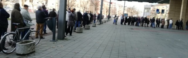 Redovi za vakcine i u Novom Sadu (VIDEO)