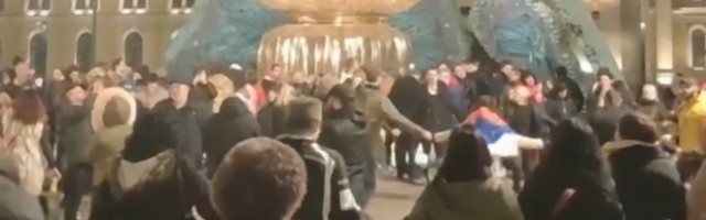 Ljudi se okupili na Savskom trgu i igraju kolo oko spomenika Stefanu Nmeanji - zvanično smo videli sve tokom ove epidemije