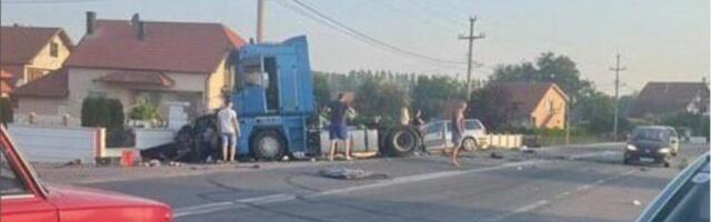 EVO KAKO JE DOŠLO DO STRAVIČNE NESREĆE U LOZNICI! Kamion pri sudaru smrskao putničko vozilo, MUŠKARAC OSTAO NA MESTU MRTAV(VIDEO)
