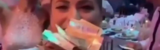 Mikrofon joj se pretvorio evre: Milicu Pavlović obasipali bakšišima na slavlju, snimka postao hit na Instagramu!