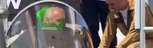 Gaf o kom bruji planeta: Francuski premijer ušao u borbeni avion Rafal, a kad je krenuo da izađe... (VIDEO)