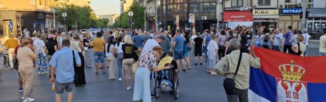 Pokorni pišu kazne, slobodni pišu istoriju - Protestna šetnja i blokada u Kragujevcu (FOTO)
