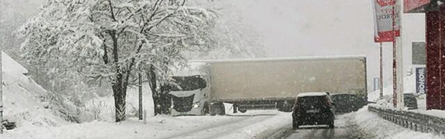 Sneg otežava saobraćaj, šleperi i drveće na putu  