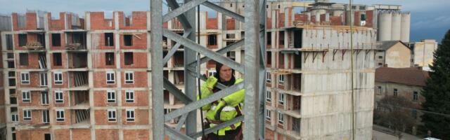 Radovan ima jedan od najneobičnijih poslova u Srbiji, kojim se malo ko bavi: Na visini nema prostora za grešku