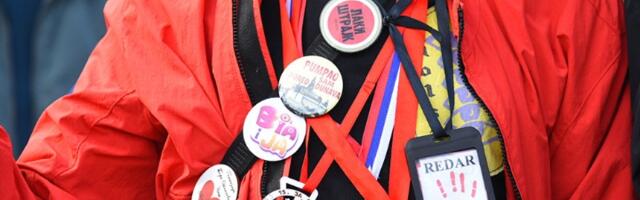 Studenti: SNS batinaši s palicama koleginicu pratili jer je nosila bedževe (VIDEO)