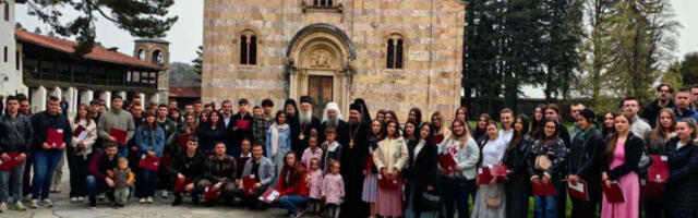 Патријарх Порфирије обишао имање Високих Дечана и сусрео се са стипендистима са Косова и Метохије