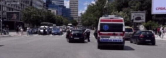 BLOKADERIMA LJUDSKI ŽIVOTI NISU VAŽNI! Šačica koja je blokirala raskrsnicu u Novom Sadu SPREČILA prolazak vozila Hitne pomoći pod rotacijom!  (VIDEO)