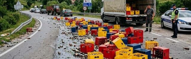 HAOS NA PREVOJU ČESTOBRODICA! Iz kamiona ispale gajbe piva i rasule se po kolovozu!