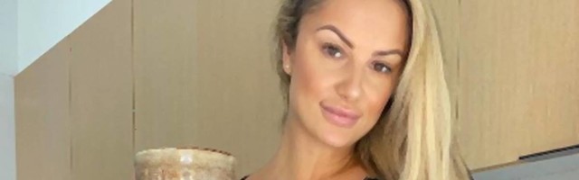 Ljudi su u čudu jer Monika veruje da žena treba da bude poslušna mužu i ispunjava mu sve fantazije: ja sam tu da mu služim