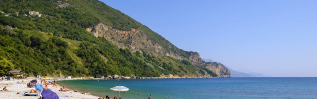 Svakakve prizore smo viđali na plažama ove godine, ali ovaj snimak sa Jaza je vrhunac bizarnosti