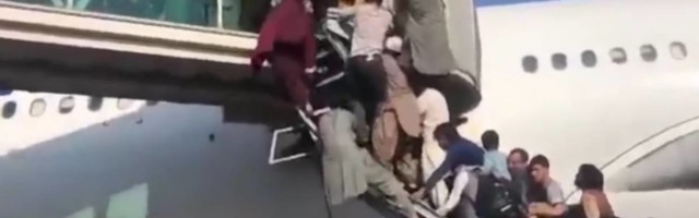 Žena se porodila na letu za evakuaciju iz Kabula - Avganistanku i bebu pilot spasao brzom reakcijom