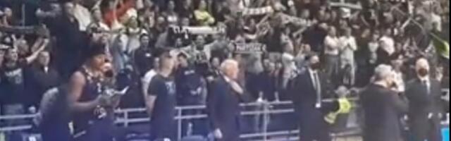 NEVIĐENA SCENA U "PIONIRU" Dok su svi pevali himnu Zek Ledej držao svesku i ČITAO STIHOVE, a onda na kraju skočio među navijače kao rok zvezda! /VIDEO/