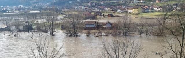 У  Прибоју сви висећи мостови затворени за прелазак: Водена бујица надире у куће, однела локалне путеве, пет породица је евакуисано