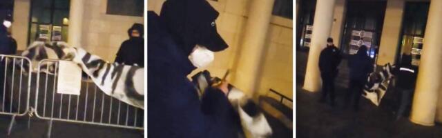 Maskirani muškarci skidali transparent "Srednjoškolci uz Jaćimoviće": Dramatično ispred Banovine (VIDEO)