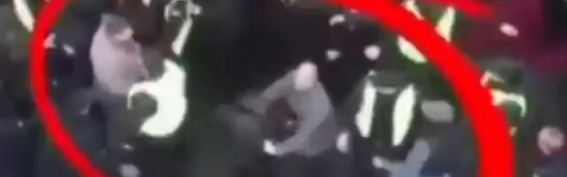 DIVLJAČKI GURNUO ŽENU NA BETON Pogledajte brutalno nasilje opozicionara ispred Skupštine (VIDEO)