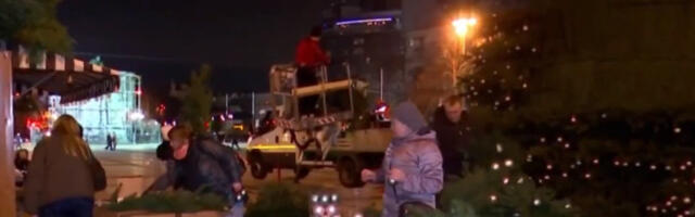 Džinovska jelka se montira u Kijevu, ali će morati da poštuje restrikcije struje (VIDEO)