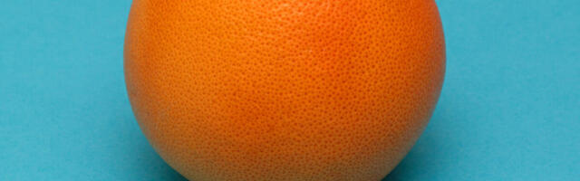 Viljušku zabodite u narandžu i gledajte šta će se desiti! Mnogi misle da je smešno dok ne probaju