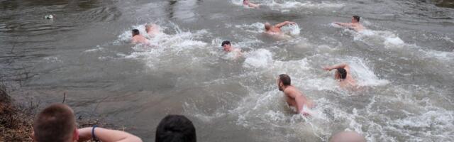 Drama tokom plivanja za časni krst u Smederevu: Luka (20) doplivao do krsta, pa mu pozlilo