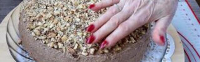 Kakvo čudo na tanjiru: Starinska torta sa orasima kojoj je nemoguće odoleti, svi će vam tražiti još jedno parče