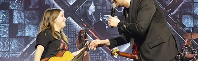 Gest koji je oduševio Sava centar! Miloš Vuksanović poklonio gitaru devojčici iz publike, emocije eksplodirale