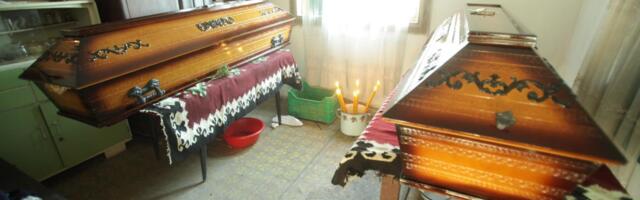 Šta zaista treba staviti u kovčeg pokojnika? Crkva dozvoljava samo 2 stvari, a narod radi potpuno suprotno