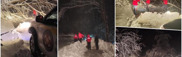 PORODICU SA ČETVORO MALE DECE ZAVEJALA MEĆAVA!  Ostali zaglavljeni u smetovima, pokrenuta DRAMATIČNA POTRAGA (FOTO)