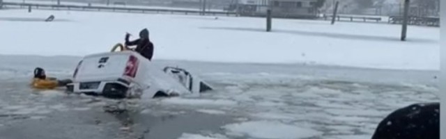 (FOTO, VIDEO) DRAMATIČNO SPASAVANJE! Vatrogasci skakali u ledenu vodu po snežnoj oluji da izvuku preživele iz vozila!