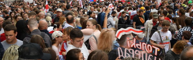 Масовно и мирно: Протести у Белорусији не јењавају /фото, видео/