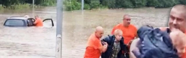HEROJ BEOGRADA: Radnik Gradske čistoće spašava baku iz poplavljenog taksija! (VIDEO)