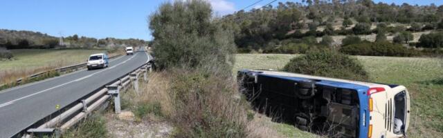 "UMREĆEMO, STVARNO ĆEMO UMRETI!" - Stravičan snimak iz autobusa punog dece koji probija zaštitnu ogradu - IMA OZBILJNO POVREĐENIH (VIDEO)
