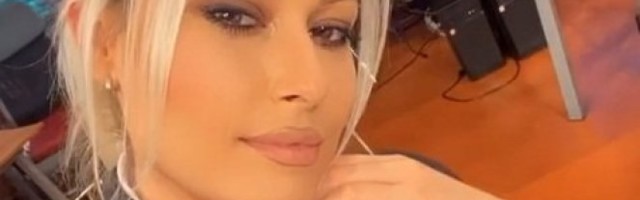 SEVNULA CRNA ČIPKA U JUTARNJEM! Voditeljka raskopčala košulju, pa NAMIGNULA - da stane SRCE (VIDEO)